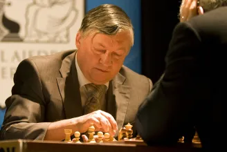 Elesett az utcán, agyrázkódás miatt került kórházba Anatolij Karpov, a világ egyik legjobb sakkozója