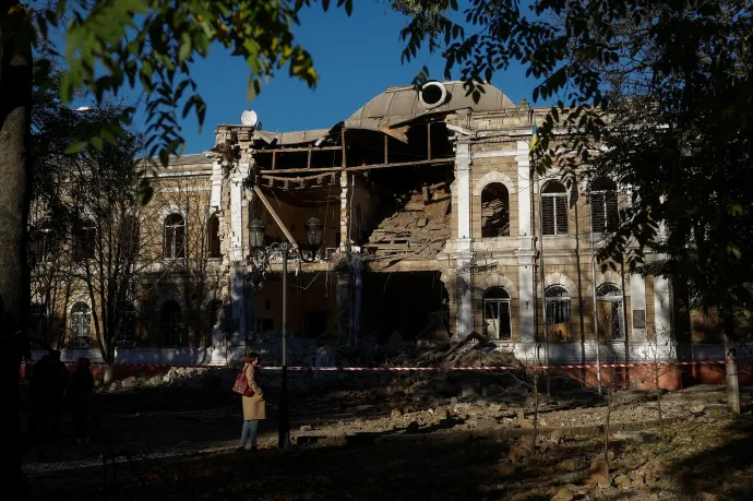 Egy iskola megrongálódott épülete Mikolajivban 2022. november 1-jén – Fotó: Valentyn Ogiernko / Reuters