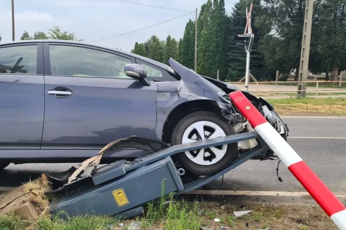 Lerombolta a sorompót, miközben körülnézett, hogy jön-e a vonat