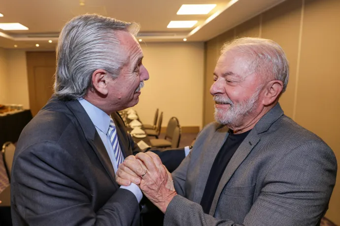 Alberto Fernández argentin elnök és Lula São Paulóban 2022. október 31-én – Fotó: Esteban Collazo / Argentine Presidency / Handout via Reuters