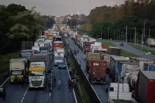 Könnygázt is bevetett a brazil rendőrség a Bolsonaro-párti kamionsofőrök ellen, felszámolják az úttorlaszokat