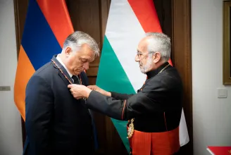 Az üldözött keresztények támogatásáért tüntette ki Orbán Viktort az örmény katolikus pátriárka