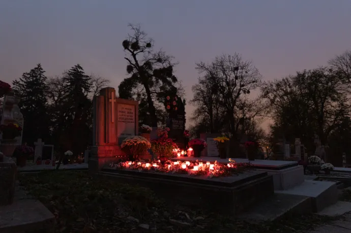 Halottak napja alkalmából, koszorúk és mécsesek formájában hatalmas mennyiségű műanyag szemét kerül ki a temetőkbe