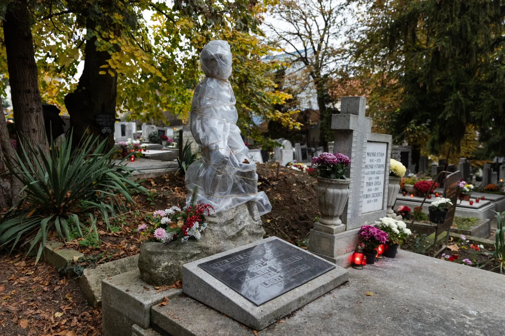 Halottak napja alkalmából, koszorúk és mécsesek formájában hatalmas mennyiségű műanyag szemét kerül ki a temetőkbe