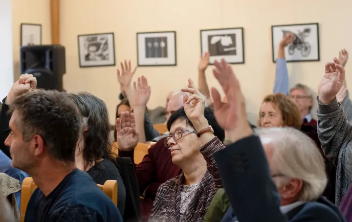 A napirend megszavazása a MÚRE egyik gyűlésén, 2019-ben – Fotó: Vicsi Judith / Magyar Újságírók Romániai Egyesülete
