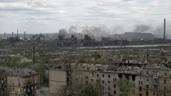 Romos mariupoli házak, a háttérben az Azovsztal acélmű füstöl egy orosz támadás után 2022. május 10-én – Fotó: AFP