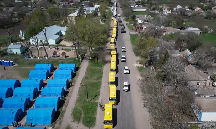 Buszok sorakoznak a bezsimennojei tábor előtt, ahová az Azovsztalból evakuált civileket szállították az oroszok 2022. május 2-án – Fotó: Russian Defence Ministry / AFP