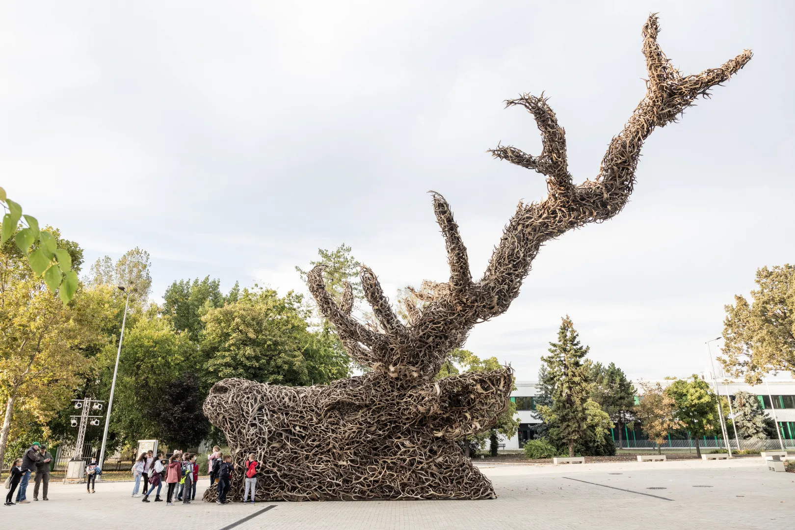 A vadászati világkiállítás bejárata előtt felállított agancsokból készült szobor 2021 októberében – Németh Sz. Péter / Telex