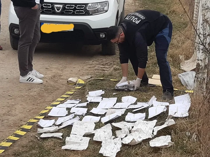 Helyszínelő rendőrök fotózzák a kidobott szavazólapokat – Fotó: Parászka Boróka / Facebook