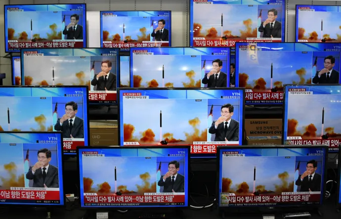 A 2022. november 3-i észak-koreai rakétakísérletekről szóló híradás egy dél-koreai elektronikai üzletben – Fotó: Jung Yeon-je / AFP