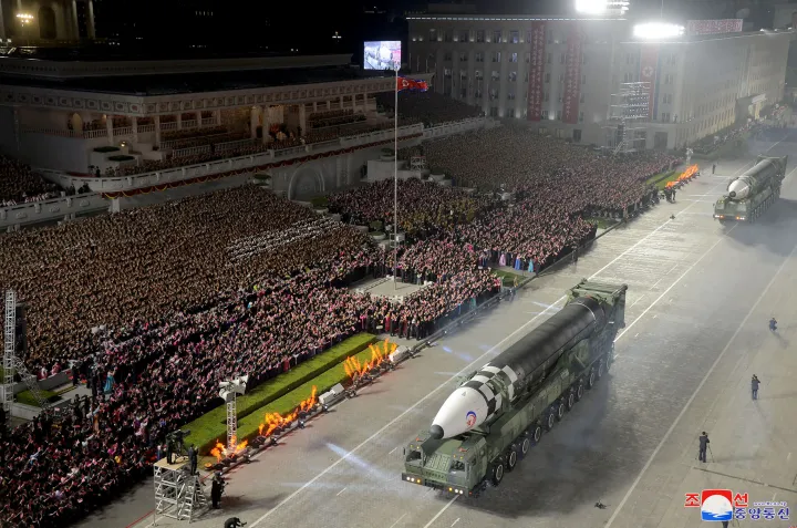 Hvaszong-17 interkontinentális ballisztikus rakéták a Koreai Népi Forradalmi Hadsereg megalapításának 90. évfordulóját ünneplő katonai parádén 2022. április 25-én az észak-koreai fővárosban – Fotó: KCNA / KNS / AFP