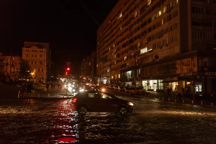 Az energetikai hálózatra mért támadások miatti áramszünet Kijevben 2022. október 31-én – Fotó: Andre Luis Alves / Anadolu Agency / AFP