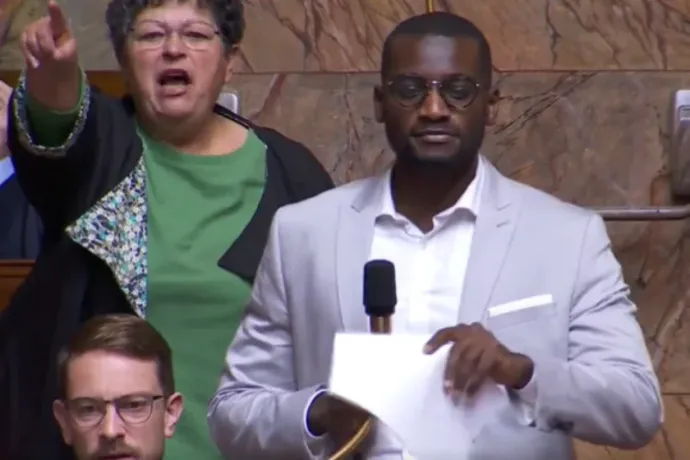 Menjen vissza Afrikába! – rasszista bekiabálás miatt állt a bál a francia parlamentben