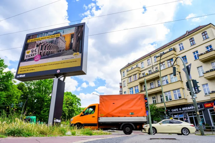 A 9 eurós bérletet hirdetik egy berlini óriásplakáton 2022. június 1-én – – Fotó: John Macdougall / AFP