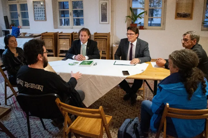 Bartha Barna (jobbról a harmadik) a Mi Hazánk eseményén Sepsiszentgyörgyön – Fotó: Tőkés Hunor / Transtelex