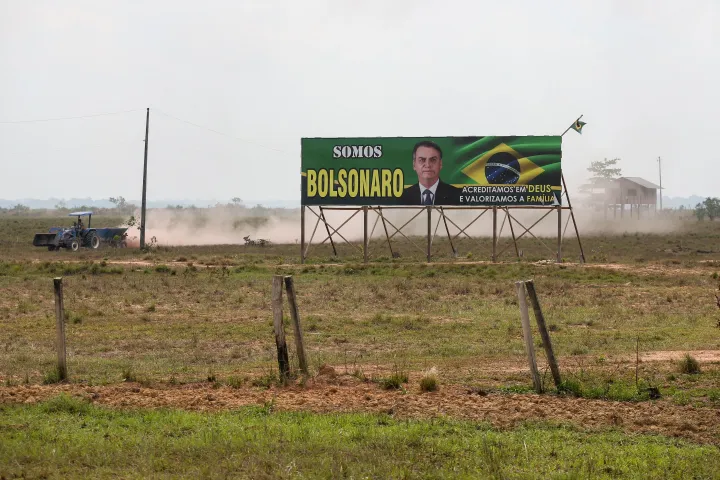 Jair Bolsonaro újraválasztását támogató óriásplakát egy farmon a brazíliai Humaitá településen, az Amazonas területén 2022. szeptember 15-én. A régiót nagyszámú erdőirtás és tűzvész sújtja – Fotó: Michael Dantas / AFP