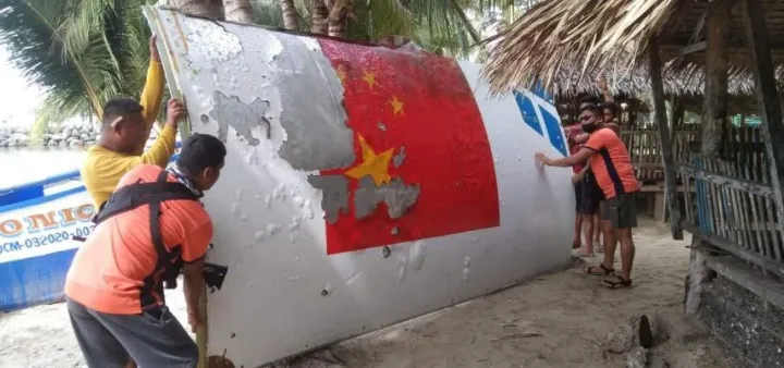 A fülöp-szigeteki parti őrség tagjai egy kihalászott rakétadarabbal augusztusban – Fotó: CNN Philippines Twitter