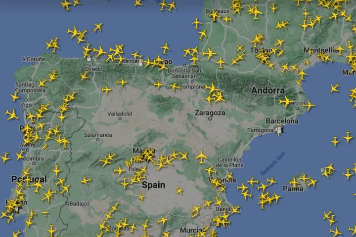A lezárt légtérsáv Észak-Spanyolország felett péntek reggel és 24 órával korábban – Fotó: Flightradar24