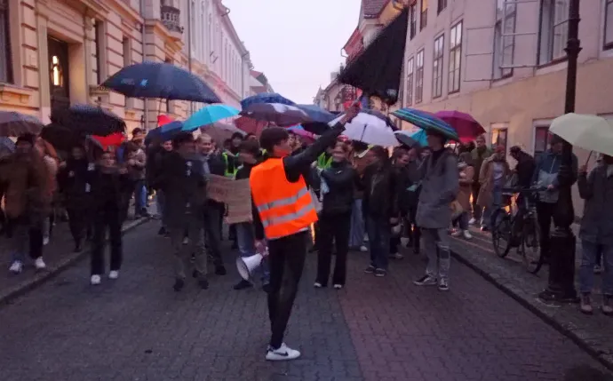 Az esernyők jelképes jelentőségül mellett praktikus célt szolgáltak – Fotó: Laczó Balázs/ Telex