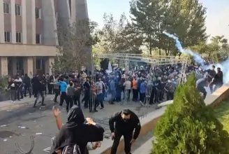 Egyetemi kampuszokat támadtak meg az iráni biztonsági erők a tiltakozások nyolcadik hetében