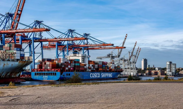 A kínai állami COSCO hajózási és logisztikai cég egyik konténerhajója a hamburgi kikötőben 2022. október 26-án – Fotó: Axel Heimken / AFP