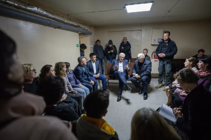 Frank-Walter Steinmeier német államfőnek is egy óvóhelyre kellett vonulnia az orosz támadások miatti légiriadó idején ukrajnai látogatásán, 2022. október 25-én – Fotó: Michael Kappeler / dpa / dpa Picture-Alliance via AFP