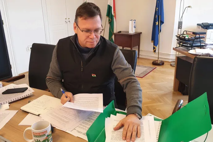 Fürjes: Baranyi fontolja meg a Pesti Srácok riporterének megkövetését