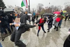 Megpróbálták kirángatni Putyin fenekéből Orbánt a lengyelországi magyar nagykövetség előtt