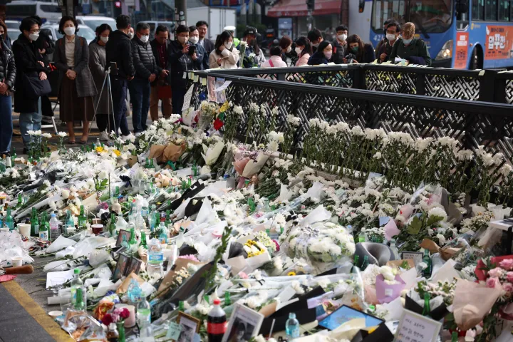 Sokan visznek virágot a tragédia helyszínére – Fotó: Koji Ito / Yomiuri / AFP