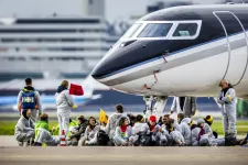 Repülőgépeket blokkoltak klímaaktivisták az amszterdami reptér betonján
