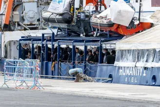 Az olasz kormány nem engedi leszállni a felnőtt férfiakat egy menekülteket szállító hajóról