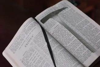 Elárverezték a Bibliát, amibe a kalapácsot rejtették A remény rabjai című filmben