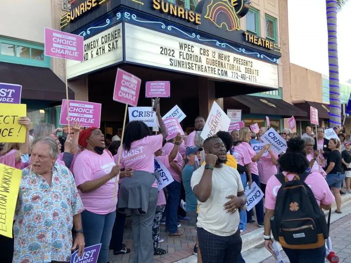 Az abortuszhoz való jog mellett tüntettek a floridai Fort Pierce-ben a republikánus Ron DeSantis és a demokrata Charlie Crist kormányzójelöltek vitájának helyszínén 2022. október 24-én – Fotó: Anthony Man / South Florida Sun Sentinel / Tribune News Service / Getty Images
