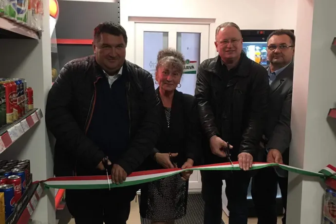 Tökéletes kisbolt a tökéletes Kádár-kockában a tökéletes településen, bemutatja: Becsó Zsolt