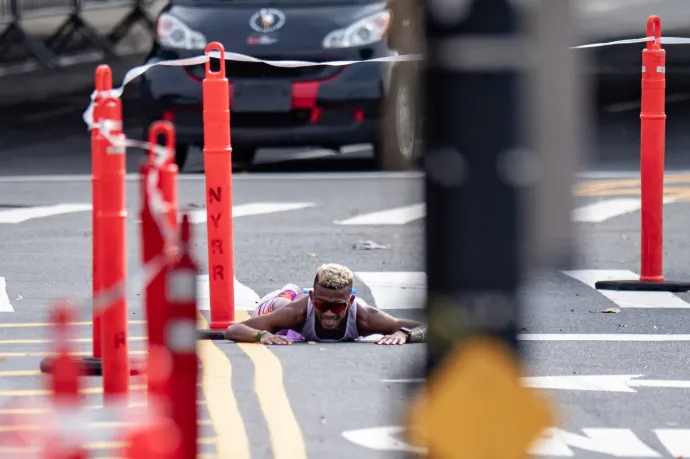 A New York Maraton őrületében az első helyen álló futó kiütötte magát