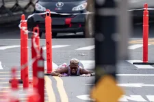 A New York Maraton őrületében az első helyen álló futó kiütötte magát