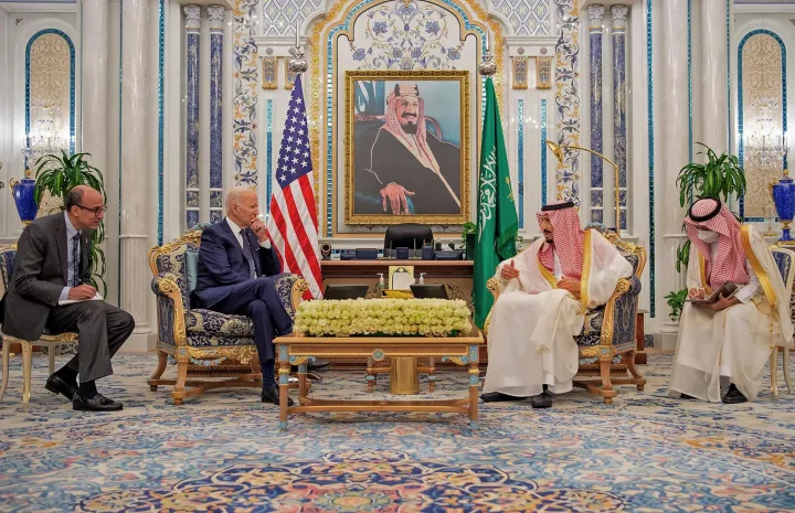 Szalmán bin Abdulaziz szaúdi király fogadja Joe Biden amerikai elnököt az al-Salam palotában a Vörös-tenger partján fekvő Dzsiddában 2022. július 15-én – Fotó: Saudi Press Agency / AFP