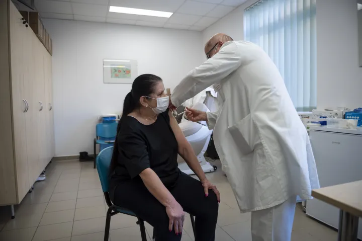 Beoltanak egy nőt koronavírus ellen a pásztói Margit Kórházban kialakított oltóponton 2022. március 3-án – Fotó: Komka Péter / MTI