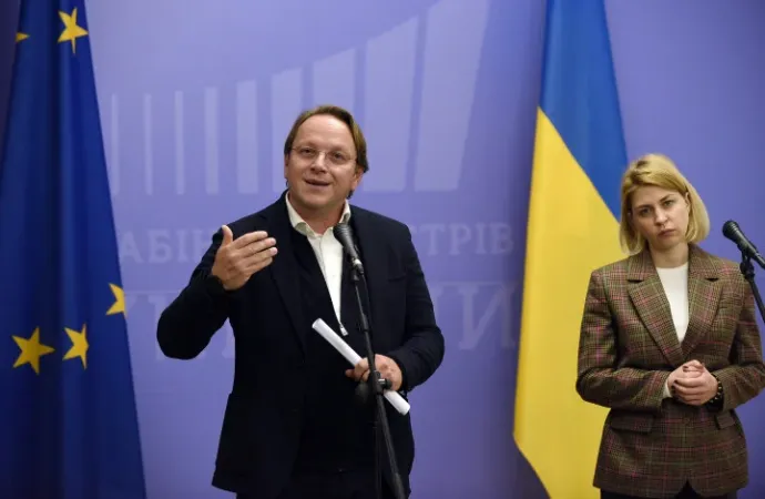 Olga Stefanishyna, Ukraine's deputy prime minister for Euro-Atlantic integration and Olivér Várhelyi, EU Commissioner for Neighbourhood and Enlargement at their joint press conference following their meeting in Kyiv – Photo: Ruslan Kaniuka / AFP