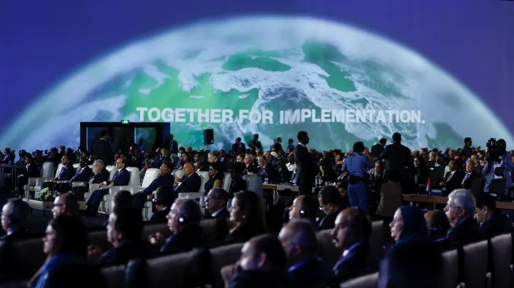 Résztvevők a jelenleg zajló COP27 klímakonferencián Egyiptomban, 2022. nov. 7-én – Fotó: Mohammed Salem / Reuters