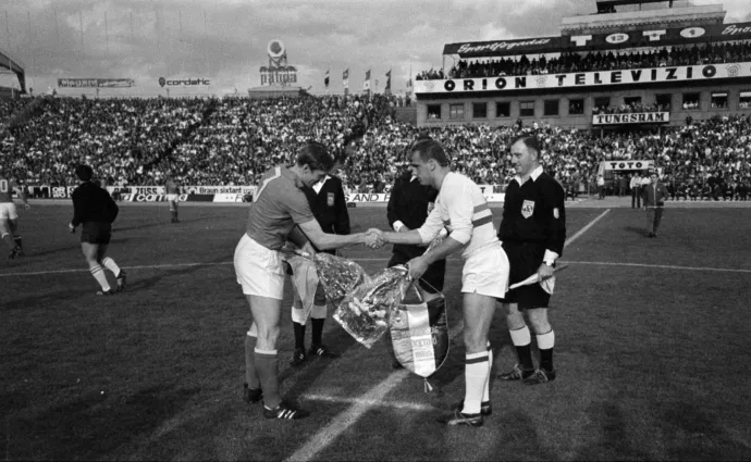 Magyarország–Szovjetunió Eb-mérkőzés 1968. május 4-én. Albert Seszternyov és Mészöly Kálmán csapatkapitányok zászlót cserélnek – Fotó: Bojár Sándor / Fortepan