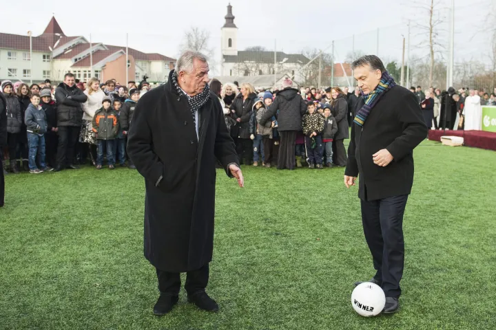 Kálmán Mészöly y el primer ministro Viktor Orban en un campo de fútbol de césped artificial cedido en Nyírlugos en 2012 - Foto: Attila Balázs/MTI