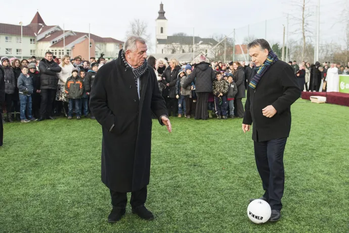 Mészöly Kálmán és Orbán Viktor miniszterelnök a Nyírlugoson átadott műfüves labdarúgópályán 2012-ben – Fotó: Balázs Attila / MTI
