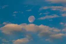 Miért látjuk néha nappal a Holdat?