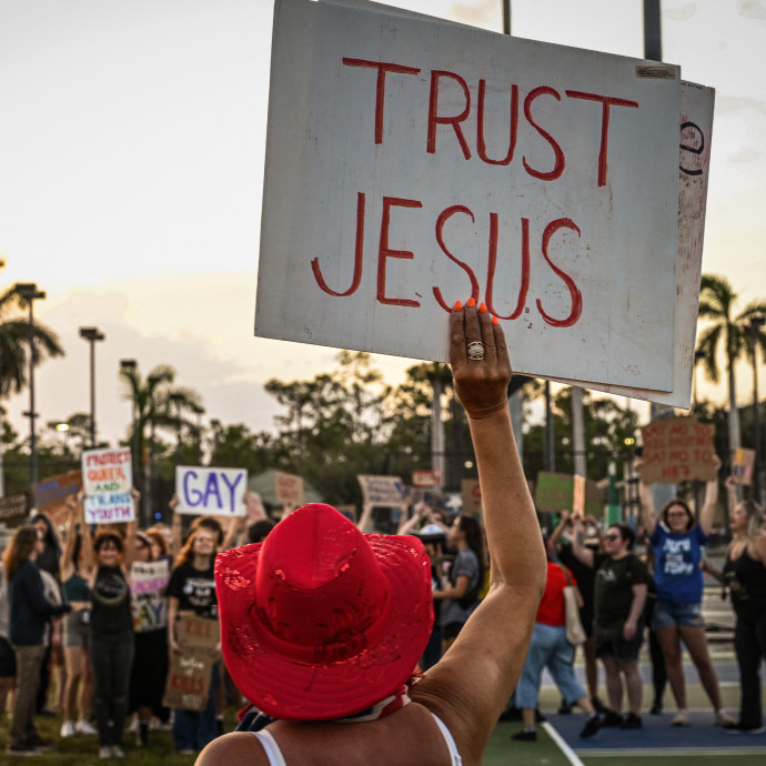 Túl extrémnek látszó pártja miatt veszítheti el Biden a parlamenti többségét