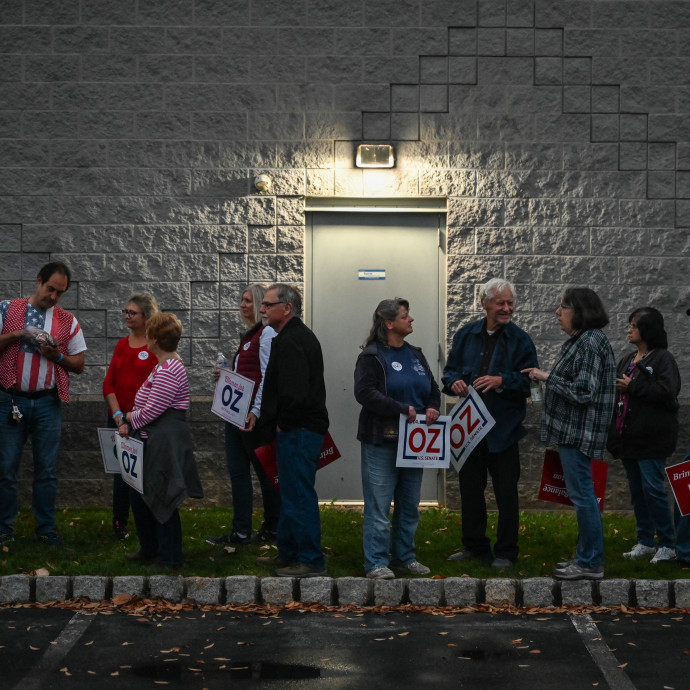 Elitszigetre utaztatott bevándorlókkal és trumpistákat pénzelő demokratákkal hangolnak a félidős választásra Amerikában