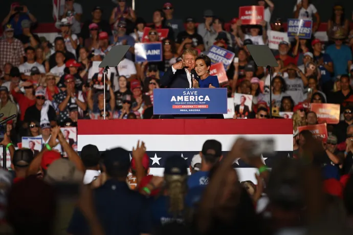 Donald Trump részt vesz a republikánus Kari Lake kampányrendezvényén 2022. október 9-én – Fotó: Joshua Lott / The Washington Post / Getty Images