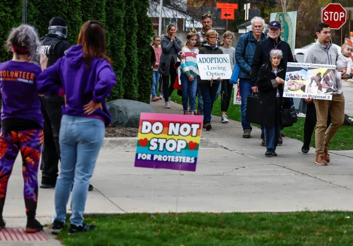 Abortuszellenes tüntetők vonulnak a michigani Westlandben egy abortuszklinika előtt – Fotó: Evelyn Hockstein / Reuters