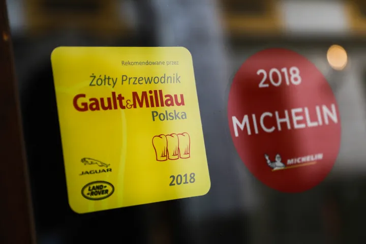 A Michelin és a Gault & Millau jelzése egy krakkói étterem bejáratán, 2022 januárjában – Fotó: Jakub Porzycki / NurPhoto / AFP
