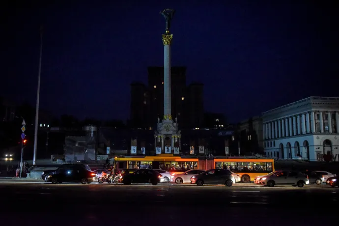 Áramszünet közben állnak járművek a kijevi Majdan téren – Fotó: Oleh Petraszjuk /MTI / EPA 